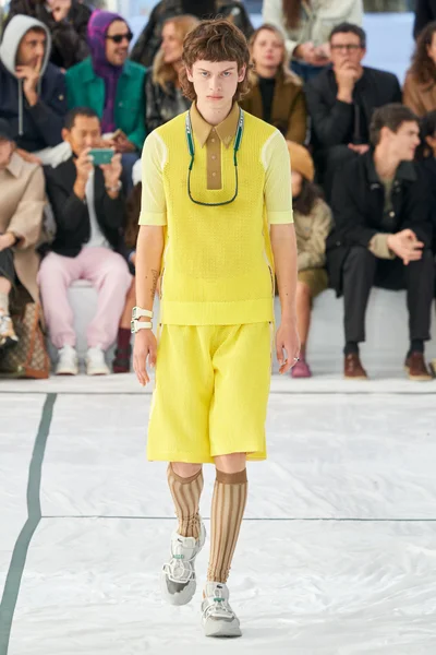 Look 16